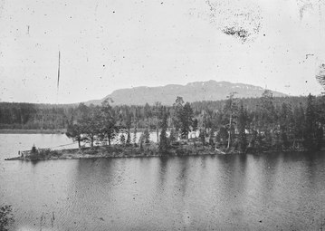вид с реки Оланга в сторону Киваккатунтури, остров Мянтюсаари на переднем плане. 1915 г.