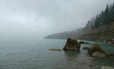 Озеро во время тумана.