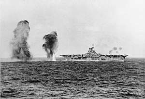 Авианосец «АркРойал» под атакой итальянских бомбардировщиков
