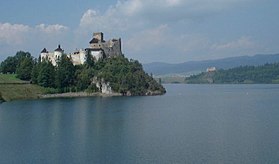 Замок Недзица над Чорштынским озером