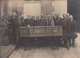 1926. Похороны Н. Чхеидзе. Жордания четвёртый слева
