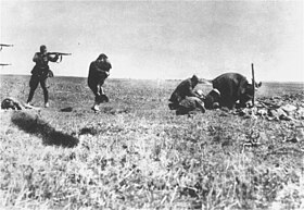 Члены айнзацгруппы расстреливают евреев близ Ивангорода, Украинская ССР, 1942 год
