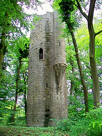 Средневековая башня в парке шато де ла Тур