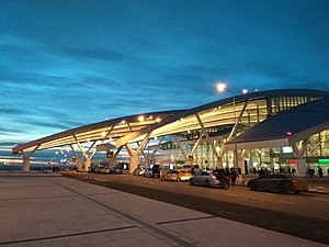 Здание аэропорта вечером, декабрь 2017