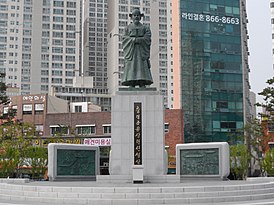Памятник Сон Санхёну на площади Сон Санхёна в Пусане