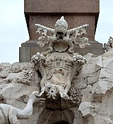Герб папы Иннокентия X у основания обелиска