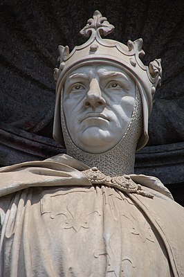 Статуя Карла Анжуйского на фасаде королевского дворца в Неаполе