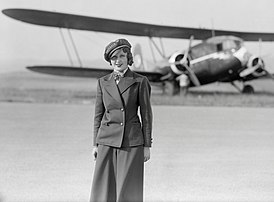 Нелли Динер на фоне Curtiss AT-32C