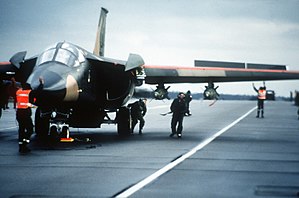Подготовка F-111 к боевому вылету. Авиабаза Лейкенхит, Великобритания, 14 апреля 1986.