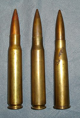 Три различных 13,2-мм патрона в сравнении: 13,2×99 Hotchkiss; 13,2×96 Hotchkiss; 13,2×92SR Tankgewehr.