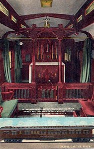 Салон католического вагона-храма «Святой Пётр» в США, вид на алтарь
