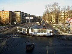 Трамвай в окраске парка № 7 заворачивает на к/ст «Малая Охта». 2007 год