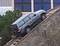 Toyota Land Cruiser демонстрирует проходимость на лестнице, 2005