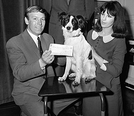 Пиклз с владельцами Д. и Ж. Корбетт и чеком от Gillette. Фото: PA Archive/Press Association Ima