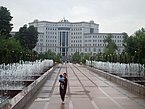 Национальная библиотека и прилегающий фонтан в Душанбе
