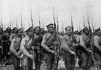 Русская пехота в строю, на переднем плане у правофлангового солдата МПЛ-50