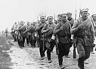 Стрелковое подразделение РККА на марше, в походном строю, с песней. 1920 год