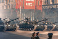 Торжественный строй бронетехники ВС СССР на параде в честь годовщины Революции 7 ноября 1983 года