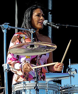 Шейла И. во время выступления в Хантингтон-Бич, Калифорния, 2014 год