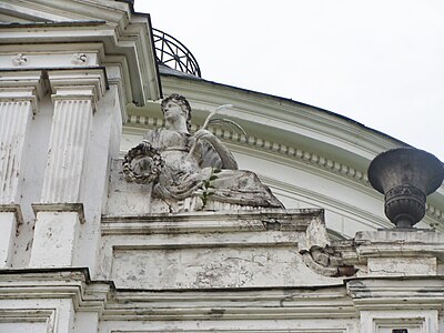 Скульптура рядом с центральной частью фронтона