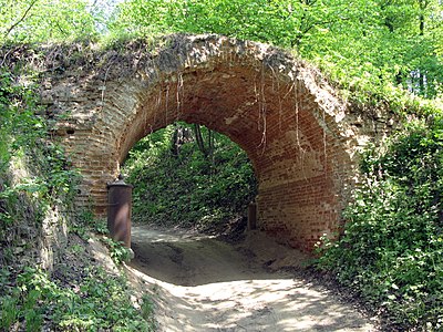 Мост у романтических руин