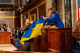 Зеленский и Нэнси Пелоси в Конгрессе США с флагом Украины, подписанным защитниками Бахмута, 21 декабря 2022 года