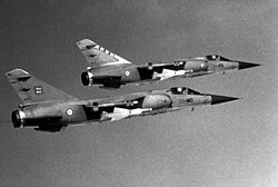Истребители-перехватчики «Мираж» F-1 из состава 2/30-й эскадрильи «Нормандия-Неман» и 3/30-й эскадрильи (Escadron de chasse 3/30 Lorraine) (1986 год). На подкрыльевых пилонах подвешены ракеты «Матра» R530.