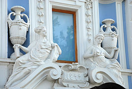 Скульптуры фасада и знак окончания строительства «1877».