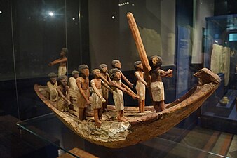Модель погребальной ладьи с гребцами и двумя статуями в ковчеге. Среднее царство, ок. 2135 – 1650 до н. э.