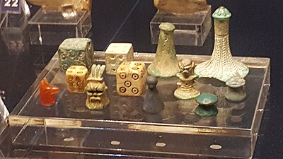 Игральные фигуры, изготовленные из сердолика, кости и фаянса. XVI—XI век до н. э.