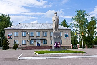 Администрация Бековского района и памятник Ленина
