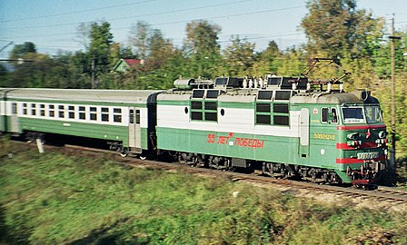 Электропоезд из электровоза ВЛ80С−1248 с пассажирскими вагонами ЭД9Т-3001П-3010П (аналог ЭД1). Лето 2000 г.