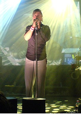 Солист группы Мартин Смит во время выступления. Великобритания, 2005 г.