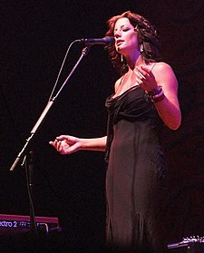 Выступает в «John Labatt Centre» во время тура «Afterglow». Лондон, Онтарио, Канада, 2005 год.