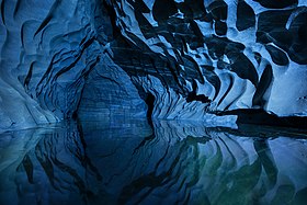 Свод и отражение от льда на воде в пещере Шемахинская-1