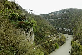 Вид на Ашхтырское ущелье от Ашхтырской пещеры