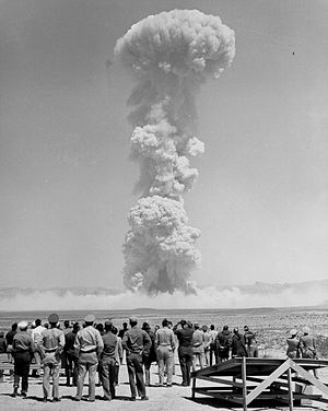 200-метровое облако над территорией Frenchman Flat после взрыва Teapot «MET» 15 апреля 1955, 22 кт. Этот снаряд имел редкую сердцевину из урана-233