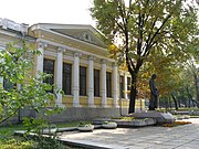 Памятник Д. И. Яворницкому около Днепропетровского национального исторического музея
