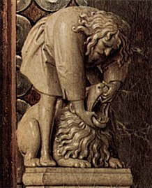 Резная статуэтка на правом подлокотнике престола Марии: Самсон разрывает пасть льву