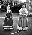 Крестьянка в переднике с «грудкой» (справа), то же место, 1909. Фотография Бернхарда Петри