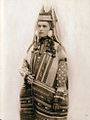 Женщина в праздничном костюме Скопинского уезда Рязанской губернии, 1900-е гг. На изображённой — «рогатая» кичка.
