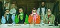 «Чаепитие», картина Андрея Рябушкина, 1903 г. Крайние левый и два крайне правых мужчины — со стрижкой под калитку, с прямым пробором, второй слева — с городской стрижкой