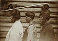 Мужчины-поморы, из фотоальбомп Н. А. Шабунина «Путешествие на Север» (1906 г.) Мужчины посередине и справа подстрижены под горшок, слева — вероятно, под калитку