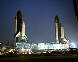 «Колумбия» (STS-35) (слева), проезжает мимо «Атлантис» (STS-38)