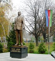 Памятник Гейдару Алиеву в Белграде (Сербия)
