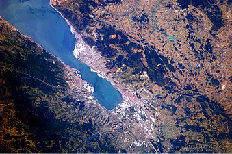 На этой фотографии астронавта освещена столичная область Измит вдоль северного и восточного берегов Мраморного моря в конце Измитского залива.