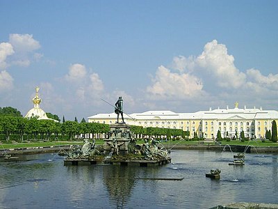 Фонтан Нептун на фоне Большого Петергофского дворца