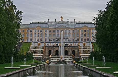 Вид на Большой Петергофский дворец и Большой каскад в створе Морского канала