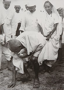 Ганди в Данди на берегу соль добывает