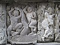 Каменная панель на стене храма Вишну: Кришна и Баларама противостоят Калие. Храмовый комплекс Прамбанан, X век, Индонезия.